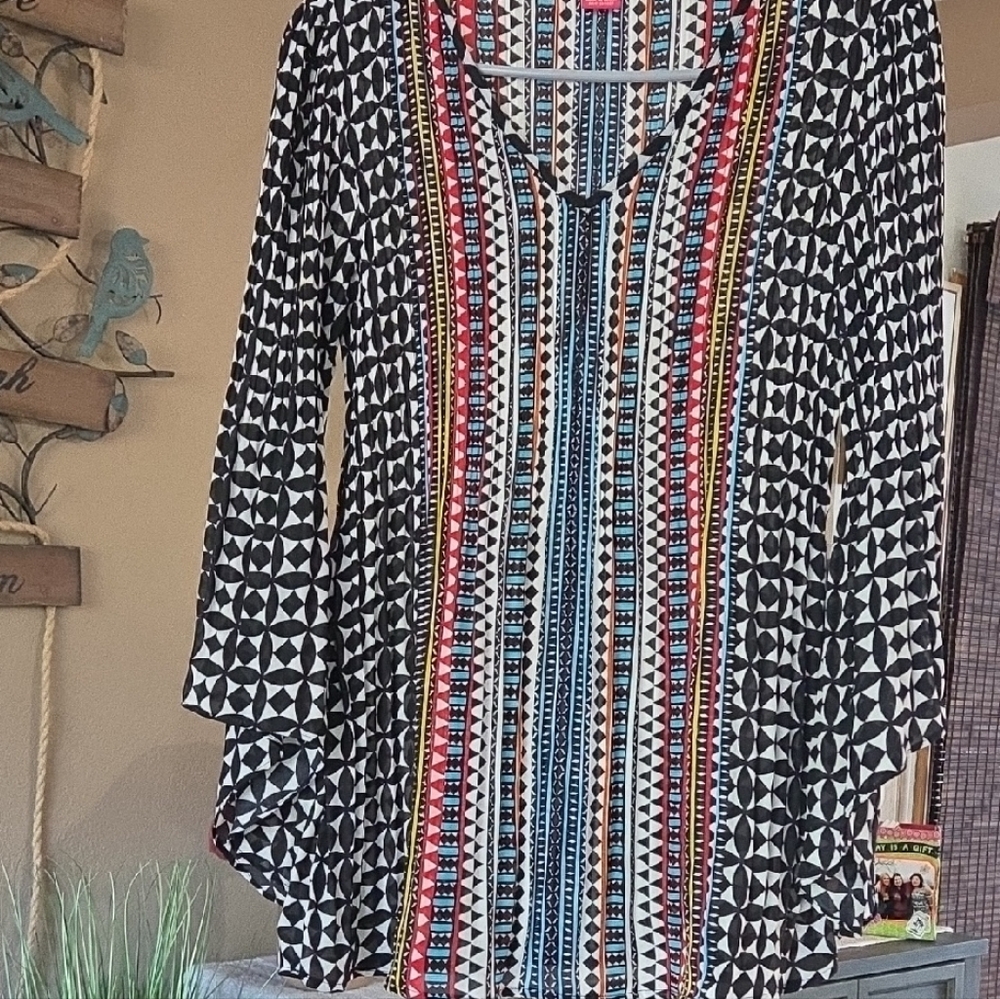 🔥🔥 2 For $5 Clearance Sunny Leigh Black and White Geometric Semi SheerTop 🔥🔥